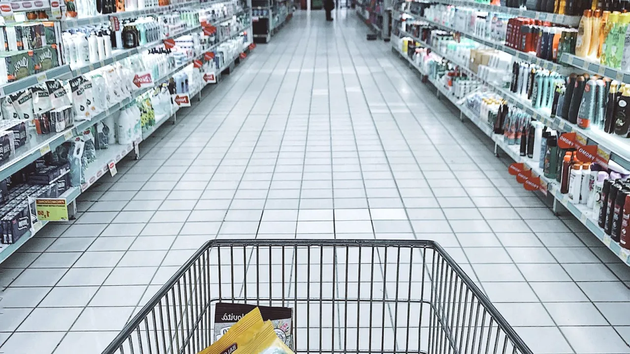 Market reyonunda temel gıda stoğu